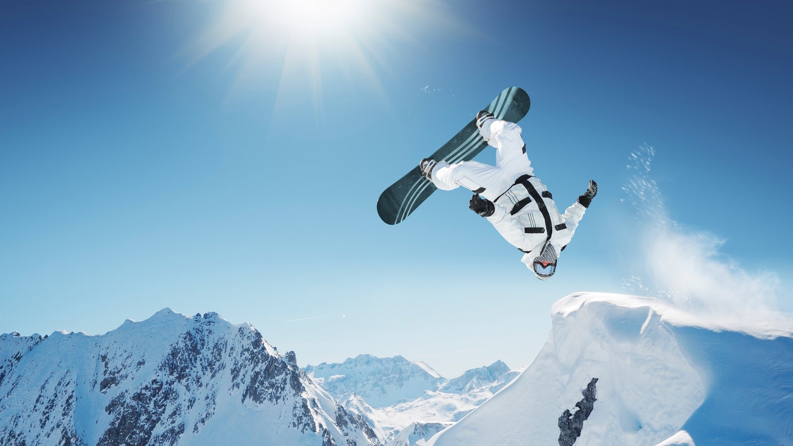 开云电竞-英超冠军悬念加剧，各队争夺激烈，英超争冠2021