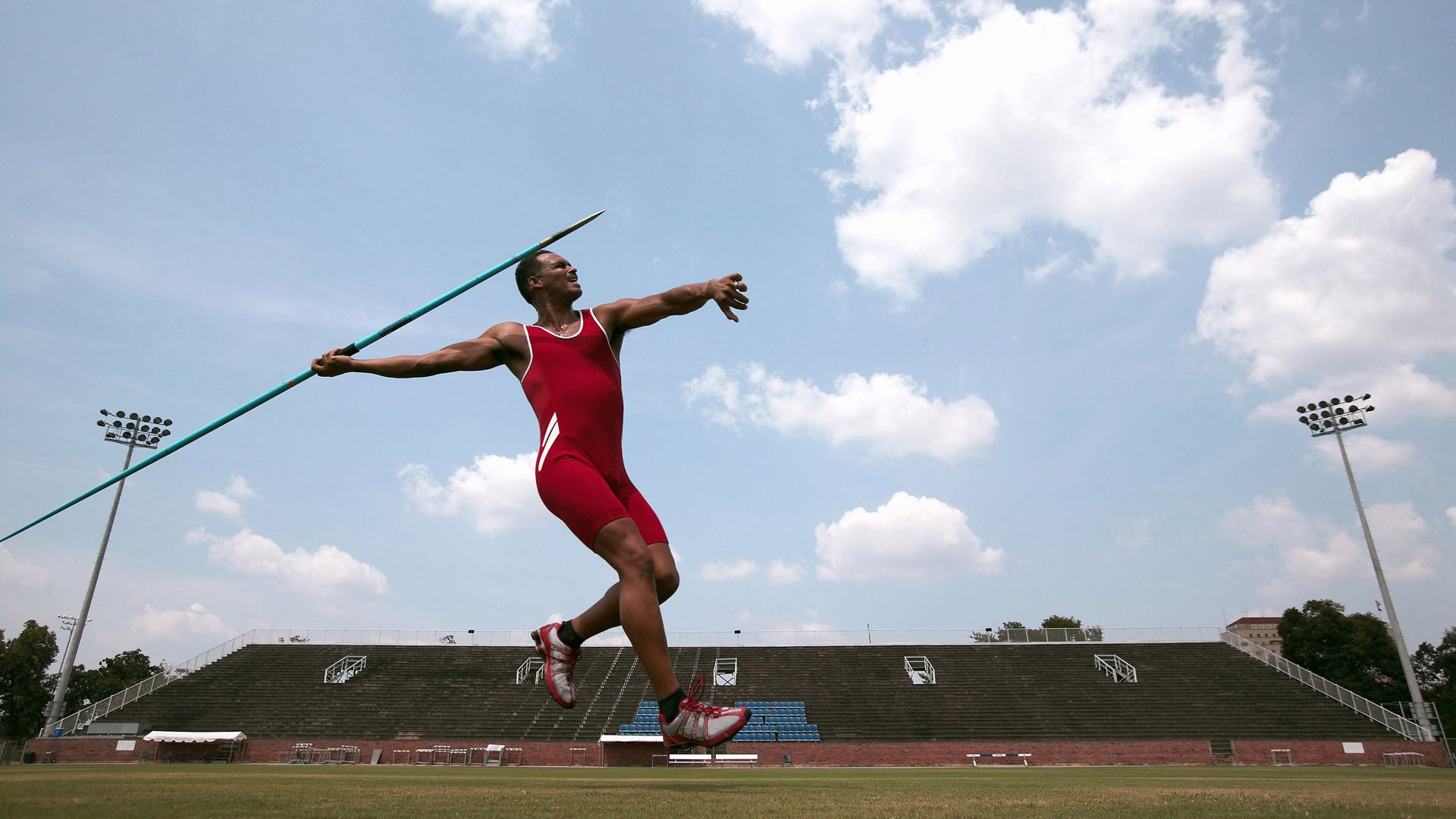 葡萄牙骑手玛丽亚·卡埃塔诺在2024年葡萄牙盛装舞步锦标赛中以“Hit Plus”马匹获得个人赛铜牌，展现坚韧精神。